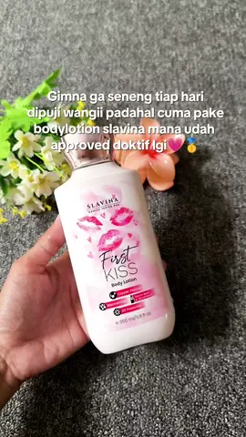 wanginya beuh canduu, selain menceraahkan udah ada UV protection juga. cekout skarang mumpung lagi murce #slavina #slavinabodylotion #slavinafirstkiss #bodylotion 
