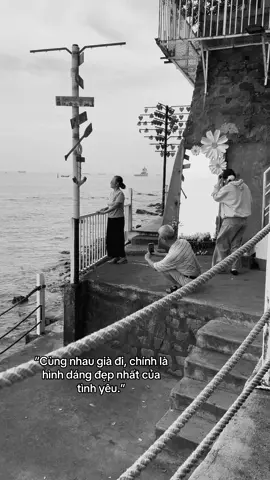 Cần bao nhiêu chân tình của thời niên thiếu bồng bột, để đổi lấy cái nắm tay yên bình khi về già. #tiktok #xh #foryou #sunshine 