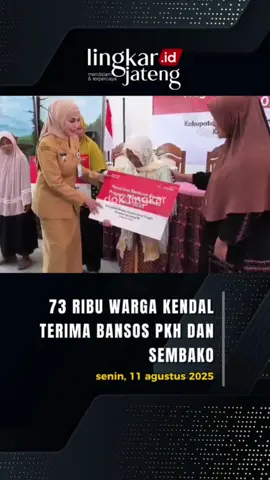 73 Ribu Warga Kendal Terima Bansos PKH dan Sembako, Disalurkan Lewat Rekening KENDAL, Lingkarjateng.id – Bantuan Sosial Program Keluarga Harapan (PKH) dan sembako tahun 2025 mulai disalurkan kepada para Keluarga Penerima Manfaat (KPM) di Kabupaten Kendal. Berbeda dengan tahun-tahun sebelumnya, tahun ini KPM akan menerima bantuan yang langsung dikirimkan melalui rekening bank Mandiri. Bupati Kendal, Dyah Kartika Permanasari didampingi Kepala Dinas Sosial, Muntoha dan Vice President Bank Mandiri Tiwi Shintarasti hadir langsung menyerahkan buku tabungan kepada para penerima manfaat di Kecamatan Ngampel, Senin 11 Agustus 2025. Bupati Kendal mengatakan, pencairan bantuan yang biasanya melalui kantor pos dan sekarang melalui bank ini lebih mempermudah para penerima manfaat saat mencairkannya. Ia berharap bantuan yang diberikan ini bisa tepat sasaran dan efektif sebagai upaya pengentasan kemiskinan di Kabupaten Kendal. Kepala Dinas Sosial, Muntoha menyampaikan, ada sekitar 73.437 KPM yang menerima bantuan program PKH dan sembako dalam bentuk buku tabungan. “Nah itu berupa buku tabungan yang dibagi mulai tanggal 11 sampai 29 Agustus 2025 di seluruh Kabupaten Kendal. Hari ini launching, dan setiap hari ada jadwal rata-rata perhari tiga titik,” terangnya. Muntoha mengungkapkan masing-masing penerima manfaat akan menerima bantuan dengan besaran berbeda-beda tergantung kriteria anggota PKH yang dalam Kartu Keluarga (KK). “Kalau dalam satu keluarga memiliki ibu hamil atau menyusui, anak balita, anak usia sekolah SD/SMP, atau penyandang disabilitas dan lansia bisa terima bahkan sampai Rp 6 juta. Tetapi kalau bansos sembako per bulan Rp 200 ribu tapi ini diterimakan sekaligus 3 bulan Rp 600 ribu,” bebernya. #Lingkarjateng #Lingkarjatengid #Lingkarnews #penyaluran #Bansos #Bantuansosial #sembako #Pkh #kendal #Infokendal #Beritakendal #fypシ゚viral🖤tiktok #fypdongggggggg #fypシ゚ #fypage #fypシ #fyp #fyppppppppppppppppppppppp #abcxyz 