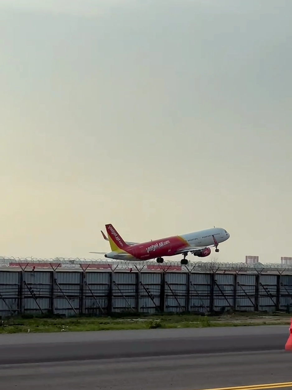 Trả lời @yuseinguyn  #maybay #airplane #airbus #a321 #vietjet #tinhkhucchialy #nhactamtrang 