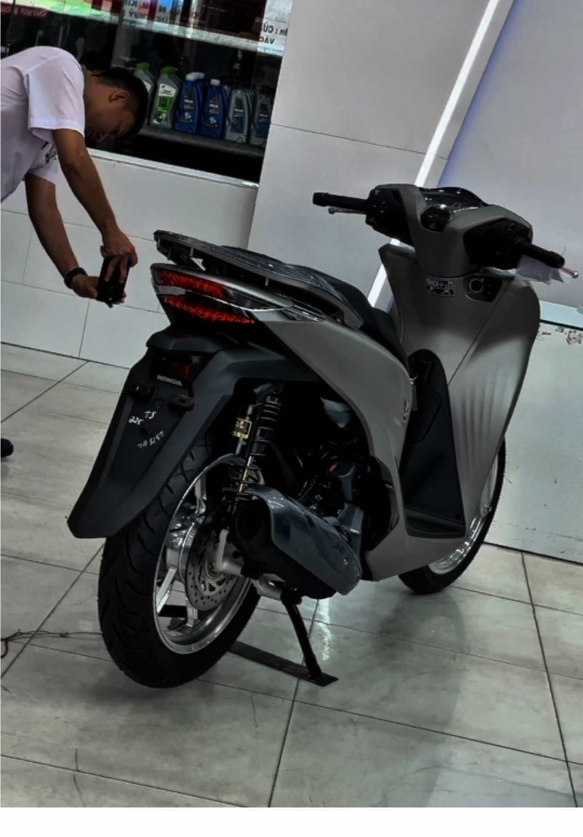 Honda Sh125i / SH160i Bạc Titan 2025 💕New💥💥💥  _ Chỉ từ 15 chệu _Hỗ trợ trả góp chỉ cần CCCD  _Thu xe cũ đổi xe mới  _Quà tặng hấp dẫn lên đến 2chệu🎁 _Hoa hồng cho người giới thiệu 500 đến 1chệu 🧧  💥 ĐẶT BIỆT: liên hệ trước 𝐆𝐚̣̆𝐩 𝐍𝐆𝐎̣𝐂 𝐀́𝐍𝐇 hỗ trợ xăng xe  500_1 chệu  📱Zl/call : O𝟗𝟔.𝟒𝟐𝟒.𝟕O𝟕𝟖    (𝐆𝐚̣̆𝐩 𝐍𝐆𝐎̣𝐂  𝐀́𝐍𝐇 ) Quận 12-HCM  ( Làm hồ sơ giấy tờ trực tiếp tại cửa hàng) #sh160 #sh160i #SH #SH160 #SH160i #sh2025