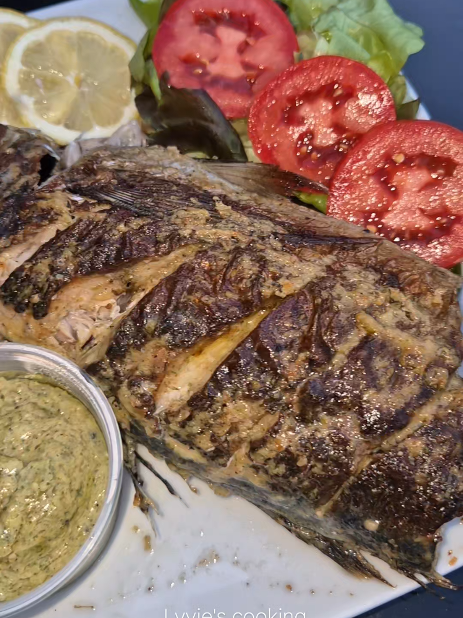 poisson braisé à la poêle façon lyvie's cooking 😊 #lyviescooking #poisson #recettefacile #recetteafricaine #cuisineafricaine #🇨🇲 