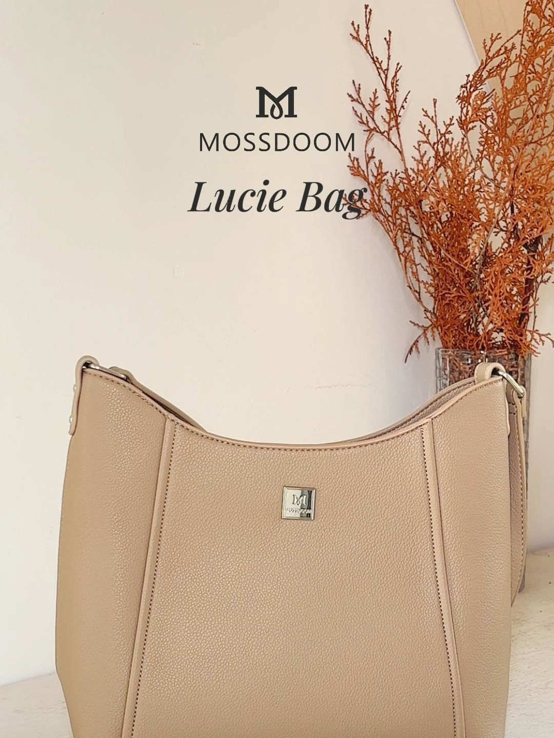 Pack big, live bigger. From laptop to lunch box, this tote fits it all — with style. Strong shape, comfy straps, and ready for every day’s hustle. #MossdoomStyle #mossdoombag #womenbag #fashion #mossdoom#totebag #bigbag #OOTD #baglover #fyp #streetstyle #workbag #everydaybag #outfitinspo #travelbag #commutebag #stylish#Lucie Bag