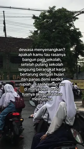 😊#fyp #berjuang #sendiri #foryoupage #viral #pulangsekolah #smkn1baureno #bojonegoro #hujan 