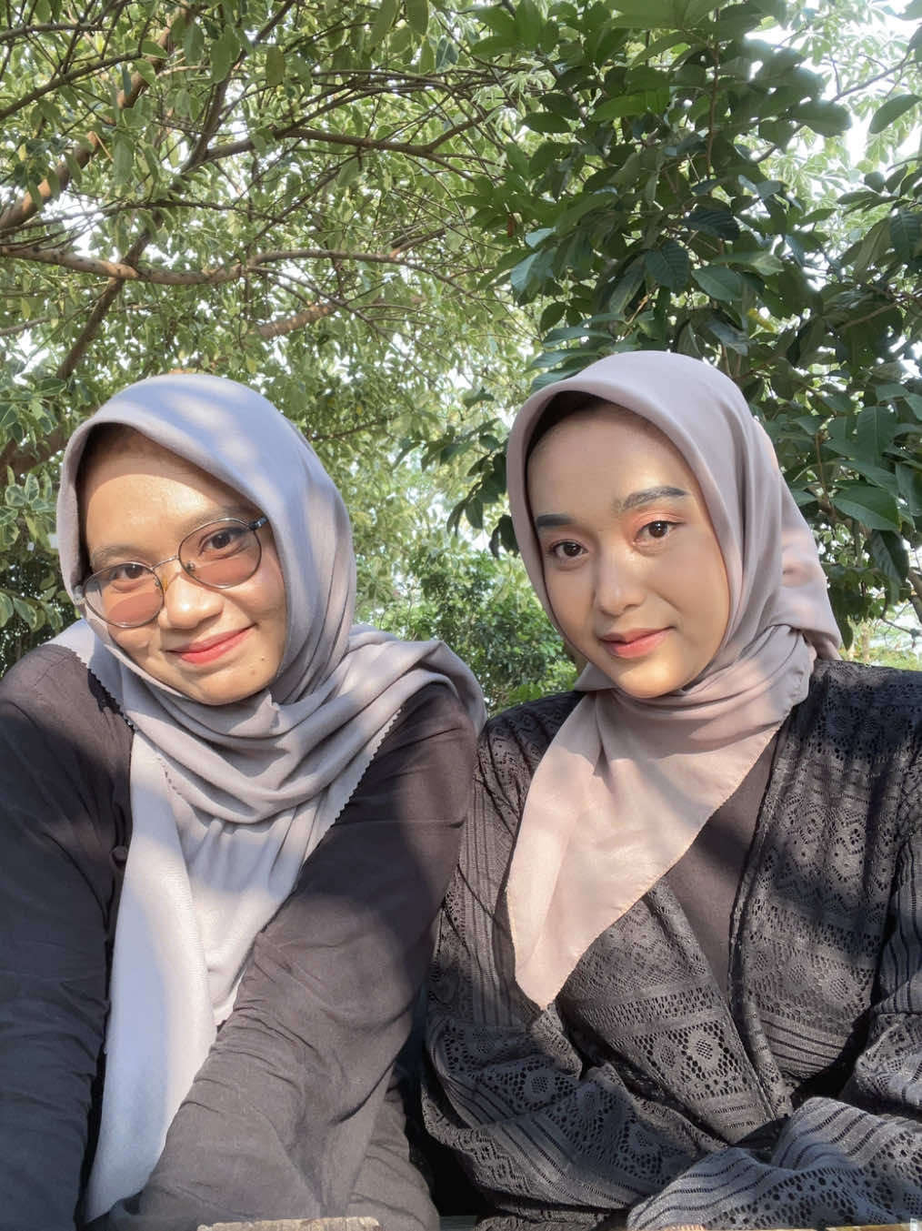 Seru banget nongkrong sambil challenge minum tercepat😆😂  Pas banget siang panas2 minum nipis madu sodanya halus, ga nusuk di leher pokoknya seger deh. Sini siapa yang berani nyaingin rekor aku? #MinumTercepatNipisMadu 