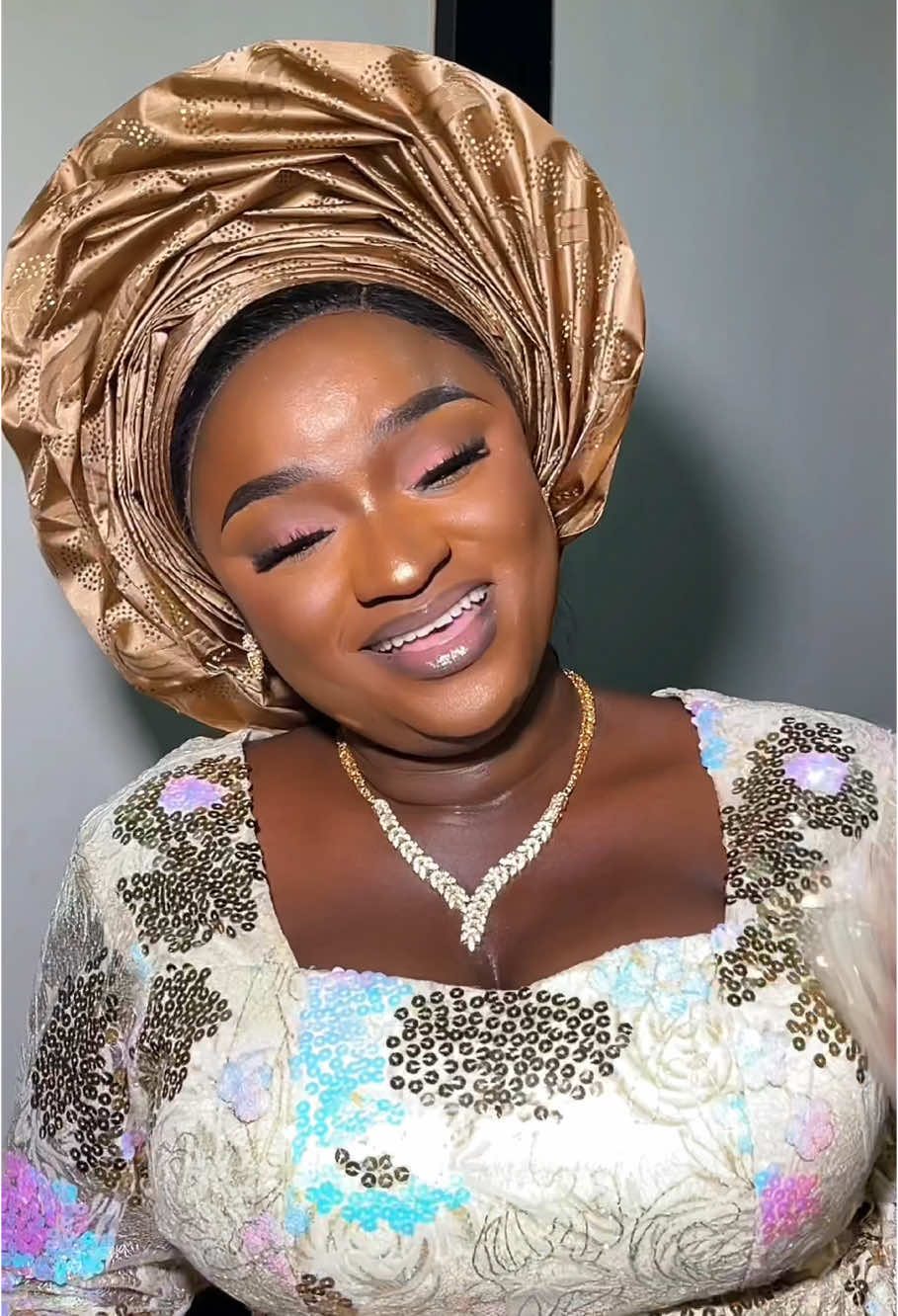 Who doesn’t love transitions?  My bride ATE! 🤭❤️ . Makeup/Gele: @seun_makeovers Gele page: @seun.onigelemi1 - We  are available for walk-ins and home service sessions ✨ ________________________________ Book us for your: Owambe glam Birthday shoot  White wedding  Engagement  Registry Pre wedding shoots and all kinds of occasional glams . . #mua #muainikorodu #explore #skinwork #explorepage✨ #makeuptraininginikorodu #makeupartistinikorodu #ikoroduvendorfinder #laspotechmua #lasustechmua #firstgatemua #sabomua #muainsaboikorodu #makeupartistinfirstgate #makeupartistinikorodugarage #ikorodumua #ikorodutothe🌍 #niche #seunladies #makeuptrainerinikorodu #seunmakeovers  #ikorodumakeuptrainer #seunladies #partyguestinikorodu #ikorodupartyguest #asoebigirlsinikorodu #asoebibella #bellanaija #bbnaija #chivido2025 #kelebu 