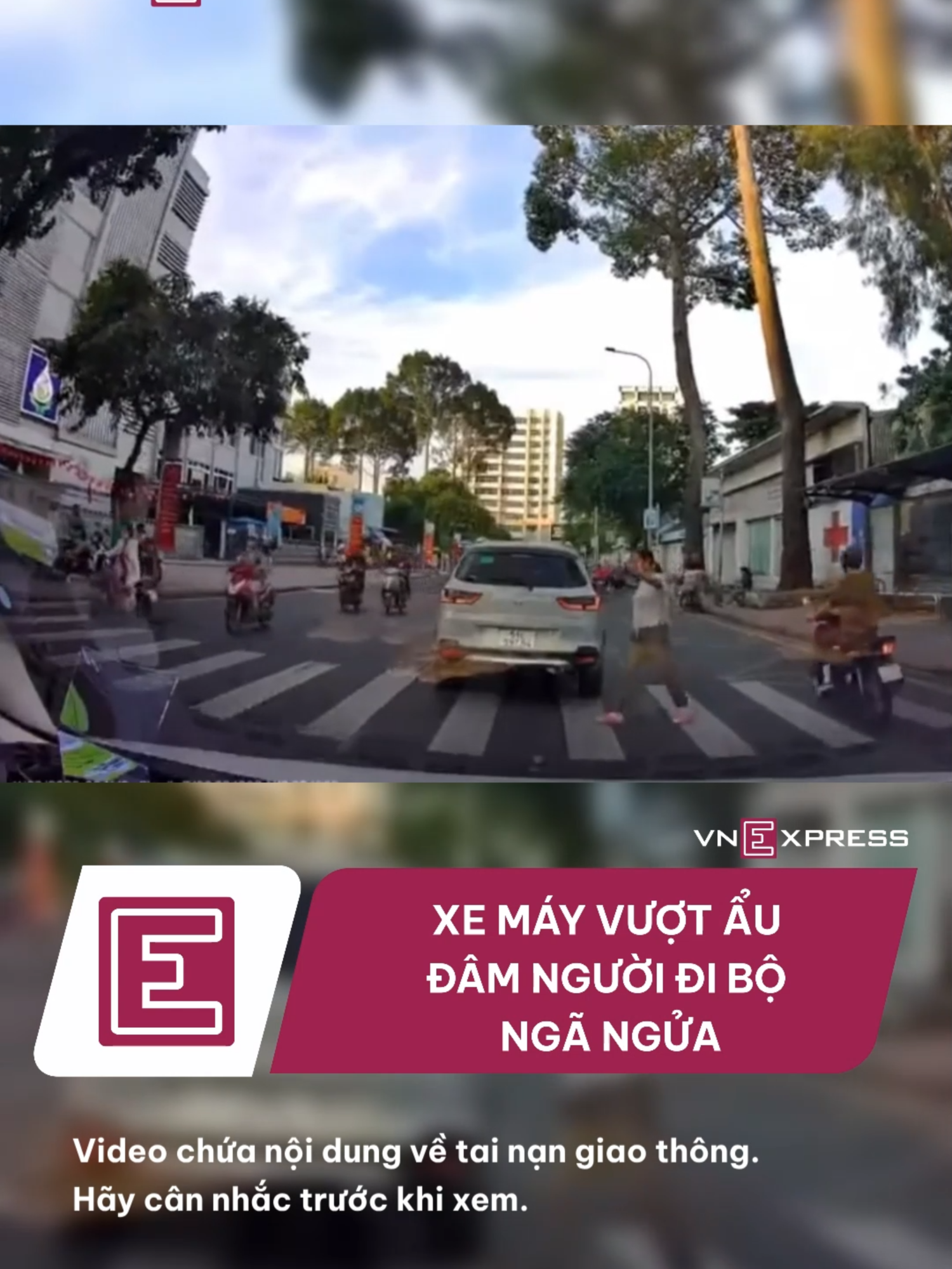 Vượt ẩu, người đi xe máy đâm ngã người phụ nữ đang di chuyển ở vạch kẻ dành cho người đi bộ hôm 11/8 tại Nguyễn Huy Lượng. #vnexpress #tiktoknews #vne #giaothong #tainan