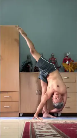 วันนี้ต่อท่าอีกหน่อยครับ #compasspose #standingcompasspose #standingcompassposevariation #yoga #yogapose #yogapractice #compassposechallenge #dr1yogavariation 