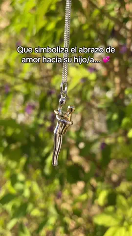 Toda madre se emocionará con este colgante! 🥰 #regalopersonalizado #regalomama #colganteabrazo #amormamaehijo  Este colgante en plata de ley 925 representa el abrazo de una madre a su hija/hijo. Una figura de madre y otra de hijo que se encastran y representan el abrazo de amor! 