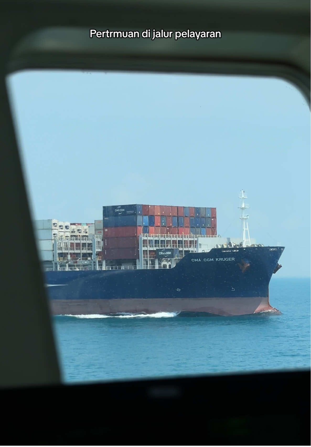 dua kapal saling menyapa tanpa kata. #pelaut 