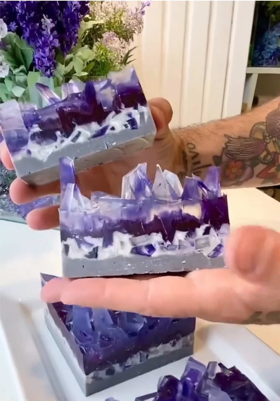 E se seu banho pudesse ter o brilho e a energia das pedras preciosas? 💎✨ Hoje eu te mostro um sabonete inspirado nelas — feito à mão, com um efeito incrível e aroma que transforma qualquer banho em puro luxo sensorial. Perfeito pra quem ama beleza, energia e sofisticação até nos detalhes. 💬 Qual pedra você escolheria para virar sabonete? #SaboneteArtesanal #SaboneteDeAutor #Autocuidado #PeterPaiva #FeitoAMão #BanhoDeBeleza