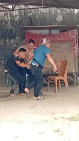 Detik-detik tim Jatanras polda babel menangkap terduga pelaku pembunuhan wartawan Babel Aditya Warman di OKI, Sumsel. PANGKALPINANG, CERAPAN.ID – Hasan Basri alias Abas terduga pelaku pembunuhan seorang wartawan Okeyboz.com pada Kamis (7/8/2025) di sumur pondok kebun miliknya dikabarkan sudah berhasil diamankan pihak kepolisian Polda Babel, Polda Sumsel dan Polres Ogan Komering Ilir pada Senin (11/8/2025). Direktur Reserse Kriminal Umum (Dirreskrimum) Polda Kepulauan Bangka Belitung (Babel), Kombes Polisi Muhammad Rivai Arvan saat dihubungi membenarkan pelaku telah ditangkap. “Iya sudah diamankan terduga (pelaku) Hasan Basri,” kata Arvan, Senin (11/8/2025). #capcut #fyp #foryou #foryoupage #fyppppppppppppppppppppppp #beritatiktok #beritaviral #beritaterkini #berita  @MABES POLRI✅ @jatanraspoldababel_id 