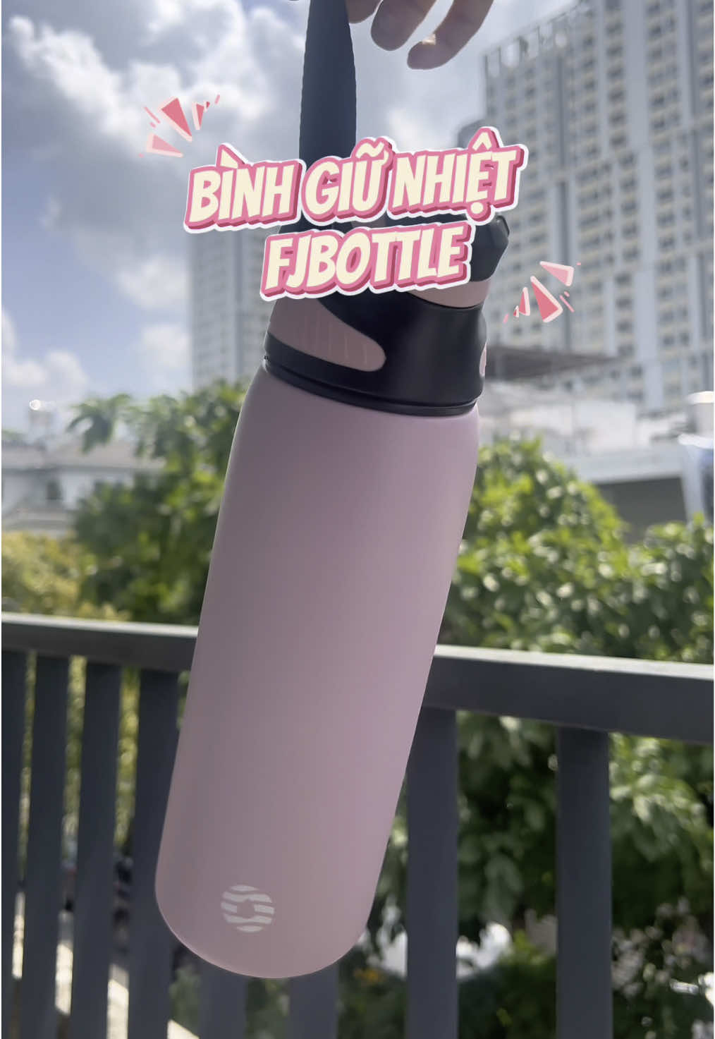 Toy bị ấn tượng với cái nắp vặn của em. Size bình của tui là 800ml nha, size này là đựng vừa mọi loại đồ uống ở ngoài tiệm lun nè. Sắp nhập học rồi sắm ngay cái Bình giữ nhiệt chất lượng xíu nè #binhgiunhiet #fjbottle #review #fyp 