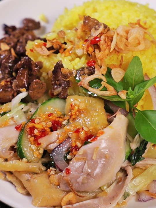 ✨ Cơm gà Hội An – hạt cơm vàng óng, gà xé mềm ngọt, rau thơm tươi mát và nước chấm đậm đà 🐓🍚 Đặc sản phố cổ ngay tại căn bếp của bạn! Bạn đã từng ăn cơm gà Hội An chưa? 💛 #comgahoian #bepxua