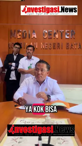 Investigasi.News Pengadilan Negeri Batam Diduga Jadi Mesin Eksekusi Mafia lahan Batam – Aroma busuk mafia tanah kembali menyeruak di Kota Batam. Nama Rusdi, rentenir yang disebut-sebut lihai “menggenggam” pejabat dan aparat, kini menjadi sorotan setelah kediaman sah milik warga di Jalan Anggrek Dalam No. 12, RT 001/RW 001, Kelurahan Baloi Indah, Kecamatan Lubuk Baja, dieksekusi paksa oleh Pengadilan Negeri Batam. Kamis (17/07/2025), eksekusi brutal ini menyasar rumah Ida Julyana, warga yang telah puluhan tahun tinggal di lokasi tersebut. Ironisnya, eksekusi dilakukan tanpa menunjukkan surat perintah resmi kepada pemilik rumah, media, maupun masyarakat. Massa yang dibawa aparat dan pengadilan pun terkesan lebih mirip aksi preman dibanding proses hukum beradab. Yang lebih memuakkan, sertifikat rumah Ida Julyana tiba-tiba sudah beralih nama menjadi milik Rusdi. Proses peralihan yang janggal ini memperkuat dugaan praktik mafia tanah: hutang-piutang kecil dibesarkan, dokumen dimanipulasi, lalu rumah dirampas dengan stempel “sah” dari pengadilan. > “Saya disuruh mengosongkan rumah tanpa alasan jelas. Tidak ada peringatan, tidak ada surat perintah. Tiba-tiba mereka datang, membawa massa, pengadilan, dan polisi, memaksa saya keluar,” kata Ida Julyana dengan nada pilu. BPN Batam Bergerak – Tapi Terlambat? Dalam perkembangan terbaru, Badan Pertanahan Nasional (BPN) Batam disebut telah memblokir sertifikat yang sudah atas nama Rusdi. Langkah ini menuai apresiasi publik karena menunjukkan keberanian melawan permainan mafia tanah. Namun, publik bertanya-tanya: mengapa blokir ini baru dilakukan setelah eksekusi brutal terjadi? Blokir sertifikat seharusnya dilakukan sejak awal saat ada indikasi kuat manipulasi data dan peralihan kepemilikan yang mencurigakan. Kini, rumah sudah dikosongkan, korban sudah terusir, dan Rusdi beserta jaringan pendukungnya sudah mendapatkan “karpet merah” dari pihak-pihak yang seharusnya menjaga hukum. Pengadilan Negeri Batam Diduga Jadi Mesin Eksekusi Mafia Ketua Kamtibmas DPC Kota Batam, Sacrodin, yang hadir di lokasi, menegaskan eksekusi ini cacat prosedur sekaligus cacat hukum. > “Kami minta surat perintah eksekusi, mereka tidak bisa menunjukkan. Ini jelas pelanggaran hukum. Oknum pengadilan bertindak seperti preman legal,” tegas Sacrodin. Kondisi ini memunculkan pertanyaan besar: Apakah pengadilan masih menjadi benteng keadilan, atau sudah menjadi mesin eksekusi pesanan mafia tanah? Sistem Hukum yang Runtuh Kasus ini menjadi potret buram runtuhnya supremasi hukum di Batam. Pemerintah kota, aparat penegak hukum, dan lembaga peradilan yang seharusnya membela rakyat kecil justru terlihat tunduk pada kekuatan uang dan pengaruh jaringan mafia. Masyarakat mendesak Kejaksaan Agung dan Komisi Yudisial segera mengusut tuntas oknum-oknum pengadilan, pejabat, serta pihak-pihak yang terlibat dalam “skenario kotor” ini. Jika dibiarkan, bukan hanya Ida Julyana yang akan kehilangan rumahnya — setiap warga Batam berpotensi menjadi korban berikutnya. Ketika hukum sudah menjadi komoditas dagangan, rakyat hanya akan menjadi santapan empuk bagi para serigala berbaju aparat.