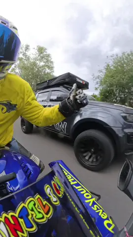 Another legend on the road! I never expect cars or any vehicle to move to the side for me, but when they do it makes me smile and somewhat restores my faith back in cagers 😂 If only all were as accomodating/ considerate of 2 wheels. #insta360x4 #respect #Norwichbiker #YamahaR62020 ##spreadjoy #fyp 