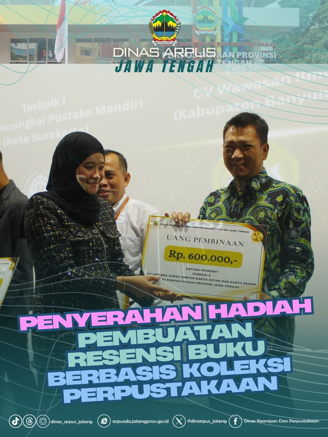 Penyerahan Hadiah Lomba Resensi Buku Berbasis Koleksi Perpustakaan Pada Senin, 11 Agustus 2025, suasana di Gedung Perpustakaan Provinsi Jawa Tengah dipenuhi antusiasme para pelajar dan undangan. Acara istimewa ini merupakan penyerahan hadiah lomba pembuatan resensi buku berbasis koleksi perpustakaan, yang diikuti oleh siswa SMA dan SMK dari berbagai daerah di Jawa Tengah. Kehormatan penyerahan hadiah dilakukan langsung oleh Ibu Nawal Yasin Arafah, yang dengan hangat menyampaikan apresiasi kepada para pemenang. Beliau menekankan pentingnya budaya membaca dan keterampilan menulis resensi sebagai upaya meningkatkan literasi generasi muda. Para pemenang yang hadir tampak bangga menerima penghargaan, sertifikat, dan hadiah sebagai bentuk apresiasi atas kerja keras serta kreativitas mereka dalam merangkai kata dan memahami isi buku. Acara ini diharapkan dapat memotivasi siswa lain untuk lebih aktif memanfaatkan koleksi perpustakaan sebagai sumber ilmu dan inspirasi. Dengan adanya kegiatan ini, Perpustakaan Provinsi Jawa Tengah semakin memperkuat perannya sebagai pusat literasi dan ruang berkarya bagi generasi penerus bangsa. #salamarsip #salamliterasi #arpus2025 #bookfair2025