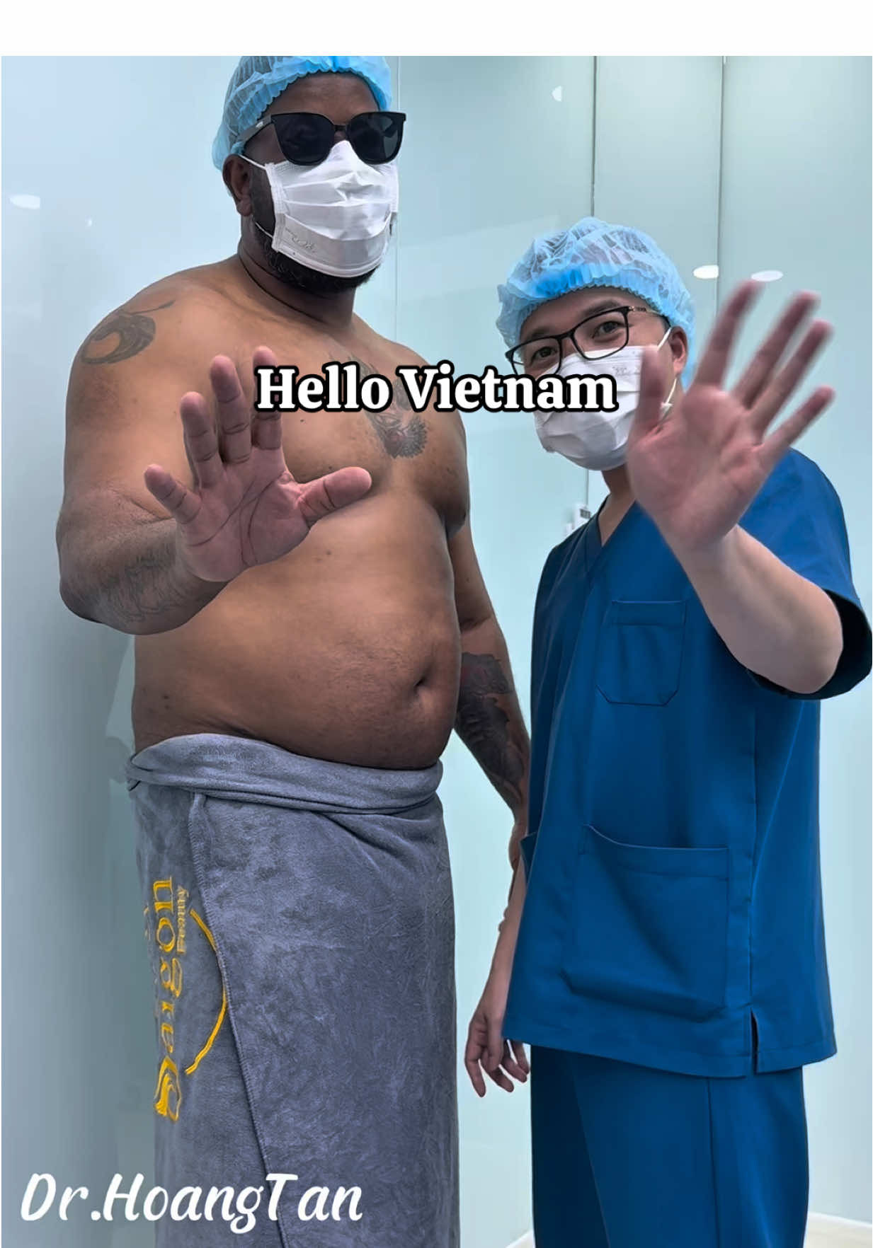 ✈️ From the USA to Vietnam – a transformation journey begins! 📹 This is the moment right before he starts his makeover process. ⏳ Stay tuned for the results – they’ll surprise you! #TransformationJourney #FromUSAToVietnam #NewLook #BeforeAndAfter #BeautyJourney #StayTuned #GlowUp #MakeoverTime #DreamLook 
