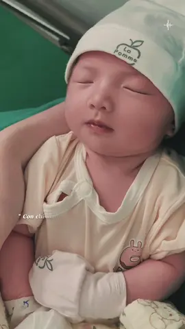 “Phải làm mẹ rồi, mới hiểu thấm thía nỗi lòng của cha mẹ… mới thương cha mẹ gấp bội phần mà đôi khi chỉ biết im lặng nhìn về phía họ.” Lúc nhỏ, mình từng nghĩ cha mẹ là siêu nhân – không bao giờ mệt, không bao giờ yếu lòng, lúc nào cũng mạnh mẽ che chở cho mình. Nhưng lớn lên, rồi làm mẹ, mới thấy hóa ra cha mẹ cũng chỉ là những con người bình thường, cũng biết mỏi mệt, cũng có lúc muốn gục ngã… chỉ là họ chưa từng cho mình thấy. Giờ mình có con, mới biết để nuôi một đứa trẻ lớn lên bình an là cả một hành trình dài đầy nước mắt, hy sinh và thầm lặng. Mỗi lần con ốm, mình lại nhớ đến cha mẹ những năm xưa – những đêm không ngủ, những lần tất tả đưa mình đi bệnh viện, những cái ôm lúc mình ho, sốt, quấy khóc… Vậy mà bây giờ, khi cha mẹ đang bệnh, mình lại chẳng thể làm gì nhiều. Bận con nhỏ, bận cơm áo… nhiều khi chỉ kịp gọi một cuộc điện thoại, hỏi vội: 