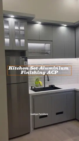 MinLo yakin saat ini kenyamanan adalah hal utama dalam mengisi furniture interior rumah.  Kitchen set adalah salah satu furniture yang wajib ada di rumah kamu. Tidak harus besar dan  luas, kecilpun tidak masalah. Disesuaikan dengan luas area tanah agar lebih optimal.  Yuk custom bersama kami, sesuaikan dengan kebutuhan teman-teman.  WA : 0821 4095 2868  #kitchensetaluminium #rekomendasi #kitchensetminimalis #interiordesain #dapuraluminiummodern #dapuraluminium 