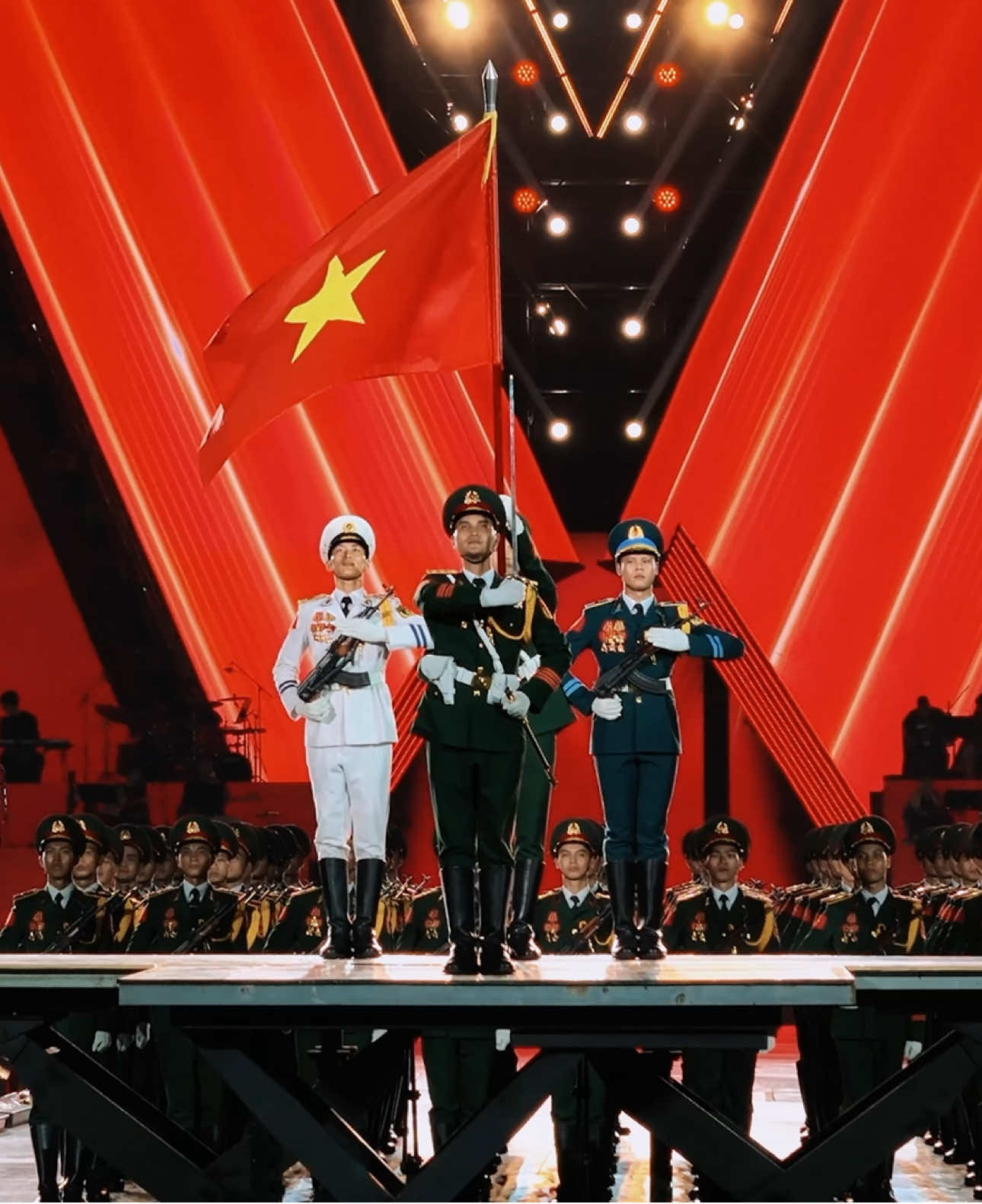 Các chiến sĩ từng tham gia duyệt binh tại Quảng trường Đỏ tái hiện lại khoảnh khắc lịch sử giữa vòng tay nhân dân Việt Nam - khối đại đoàn kết dân tộc ❤️️🇻🇳  * Video được thực hiện bởi ekip Schannel   #schannel #LearnOnTikTok #BaoNhanDan #ToQuocTrongTim #ConcertQuocGia #ProudVietnam
