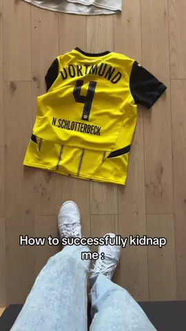 Torwarttrikot diese Saison einfach so ne 10/10, dass das gestern zur Saisoneröffnung zusätzlich zum Heimtrikot (natürlich mal wieder mit Schlotti) auch mit musste! 😅 Zwei Trikots freundlicherweise von meinem Assistenten geliehen: @Olivier 🤍 #bvb #borussiadortmund #saisoneroffnung #signalidunapark #trikot #trikotsammlung #echteliebe #dortmund #schlotti #nicoschlotterbeck #maxibeier #gregkobel #alexmeyer #ramybensebaini #fußball #dortmundermädchen🖤💛 #schwarzgelb 