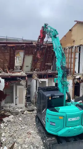 五月が丘第二マンション木造解体工事 硬すぎてまじでいつもよりさらに木っ端になりますでも明日でほぼ躯体解体終われるように頑張ります！ 今重機入れて2日目明日で3日 頑張って施工していきます！ 広島〜全域　広島〜全域　🏭総合解体業🏭 産業廃棄物収集運搬 第235869号 【企業理念】 新たな街の進化 日頃から新たな街の進化と言う言葉を大切に安全且つ安心な施工を心がけております お問い合わせは電話DMにてお気軽にお問い合わせください 一緒に働いてくれる仲間も募集してます トラック運転、重機オペレーター、営業マン 《本社》082-258-5640 《携帯》080-6335-0114 株式会社西井総業では安心且つ安全な施工と共ないスピードも重視に行います近隣の片方の配慮もしながらご迷惑おかけする事もありますがなるべく無いようにと心がけております #株式会社西井総業   #カブシキガイシャニシイソウギョウ  #広島県  #総合解体業   #解体屋のイメージを変える  #完工投稿  #コベルコ建機   #SK75SRD  #解体仕様重機