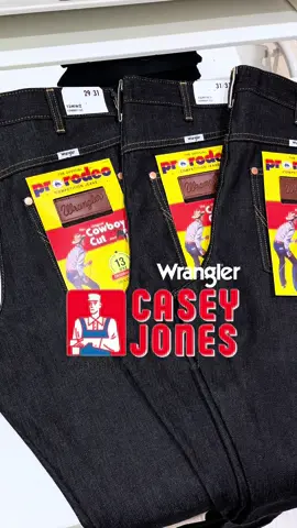 13MWZ (ริมแดง) กระบอกใหญ่ ตัวใหม่จาก คอลเลคชั่น Casey Jones ผ้าดิบ 13 ออนซ์ มาพร้อมกับอะไรใหม่ๆ อย่างการทอโดยใช้ผ้า W Twill Icons ที่มีเฉพาะ WRANGLE สาวกทั้งหลายจงฟัง “ตัวนี้ต้องมีเก็บ” นะคะ 👖✨ . #wrangler #wranglerjeans #wranglerthailand #แรงเลอร์ #ชีวิตหนึ่งต้องมีแรงเลอร์ #OOTD #denim #ยีนส์ #กางเกงยีนส์ #ยีนส์กระบอกใหญ่ #กางเกงยีนส์ผู้ชาย #ทรงกระบอก #กางเกงยีนส์ทรงกระบอก #แต่งตัวผู้ชาย #mwz #ยีนส์ผ้าดิบ #caseyjones #workwearstyle 