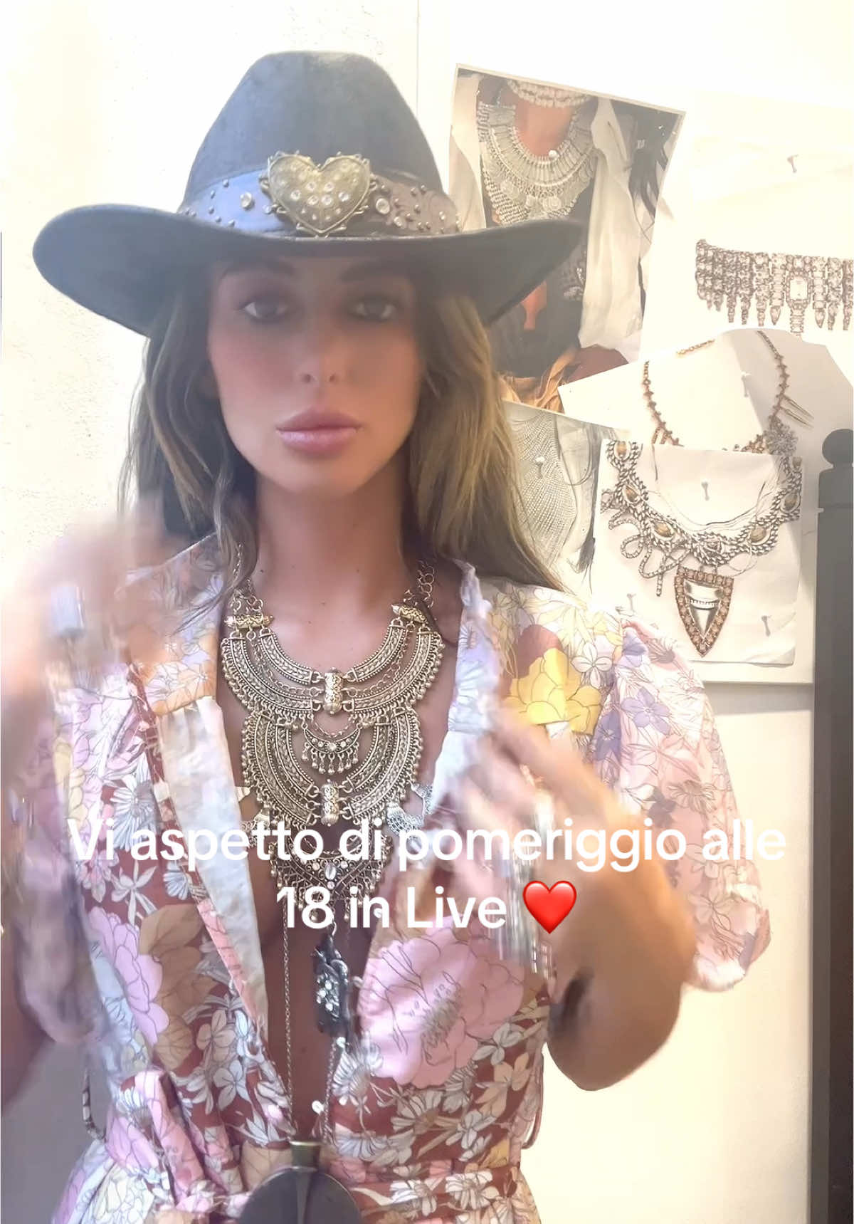 Vi aspetto oggi in LIVE ❤️ indovinate??? Anche questa settimana ho scovato qualcosa di pazzesco… non siete pronte 😍 ORE 18 🫣 io vi ho avvisate 😄🙌🏽