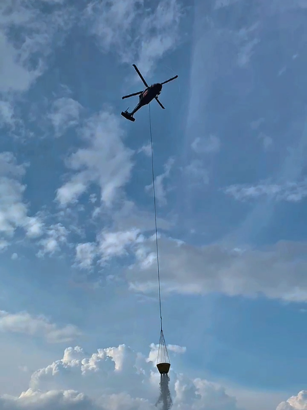 Waterbombing di desa sungai rambutan 🔥🚁💦🇮🇩 . . . #CapCut #fyp #lewatberandafyp #kitajagaalamjagakita #stopbakarlahan #oganilir #palembang #sumateraselatan #bpbdoganilir #bnpb #waterbombinghelikopter 