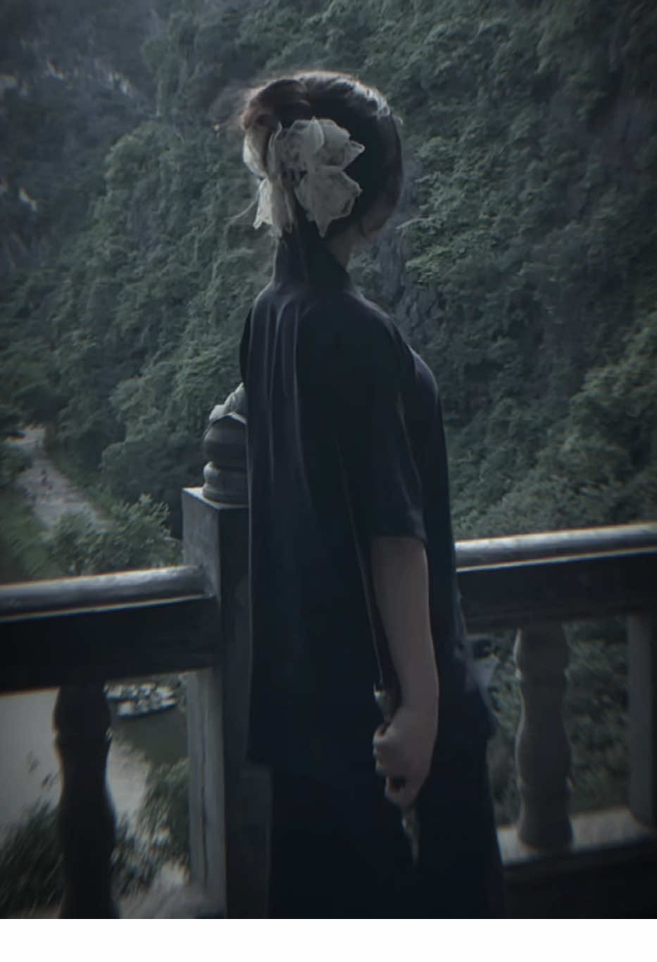 Khi bạn bị công kích, đe doạ, bắt nạt hay hiểu lầm, liệu bạn có thể bình thản? Nếu bạn nổi giận, cãi nhau, phân bua...Đó là hành động bình thường. Mọi người hay phản ứng như vậy. Và khi bạn nổi nóng, cãi nhau hay thậm chí gây nên xung đột bằng bạo lực. Tất cả sẽ chỉ mang đến tình hình ngày càng tồi tệ hơn mà thôi. Nếu bạn có thể học cách bình tĩnh mà nhìn sâu. Thôi không còn phản ứng một cách gay gắt với bất cứ điều gì xảy ra. Dù điều đó rất có hại cho mình. Thành quả bạn nhận được, sẽ là những điều vô giá. Bạn sẽ thôi không làm tổn thương người khác trong lúc nóng giận nữa. Bạn tránh được một cuộc xung đột mới. Bạn có thể làm chính người công kích mình cảm thấy xấu hổ về hành động của họ. Bạn có thể cứu vớt một mối quan hệ tuyệt vời. Làm một việc khiến mọi người xung quanh phải nể phục và kính trọng bạn. Tất cả, chỉ bằng một cái nhìn khác đi. Không phải là bạn đè nén cơn giận. Chỉ đơn giản là quan sát, tự nhủ. Đó là duyên nhân quả, đây là một cơ hội tuyệt vời cho ta chế ngự cơn giận. Làm được thì cuộc sống thêm bình an. Làm không được thì cuộc sống sẽ vẫn như thường ngày mà thôi. Bạn quan sát và biết mình đang giận. Bạn lắng nghe lòng mình với những lý lẽ. Nhưng cơn giận đó không phải bạn. Đơn giản chỉ là một cảm xúc nhất thời. Nó sẽ biến mất rất nhanh nếu bạn lắng nghe chính mình. Còn nếu bạn để mặc nó. Coi cơn giận là chính bạn. Trí óc bạn sẽ nổi lên một trận cuồng phong chỉ trích người khác. Và bạn, sẽ nhanh chóng bị nhấn chìm trong biển giận. Kết quả, giận dữ làm hại chính bạn và người xung quanh. Chẳng mang lại điều gì tốt đẹp cả. Khi nào cuộc sống trở nên tốt đẹp hơn? Khi bạn biết hành động một cách khéo léo và khôn ngoan hơn. Thôi không còn để cơn giận kiềm soát. Khi đó, cuộc sống sẽ tốt đẹp hơn rất nhiều 🙏🙏#lamtueanh #hoangbaoanh2212 #phatphap #hoangbaoanh 