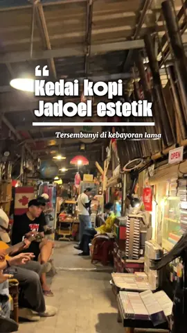 Asyilik nemu hidden gem cafe di dalem pasar barang antik, siapa yg udh kesini? Pecinta vintage pasti seneng bgt bisa nemuin tempat jadoel kaya gini.  Jangan lupa di save videonya dan tag kesayangan kamu buat diajak kesini! #jakarta#coffee#cute#fypage#foryoupage❤️❤️ 