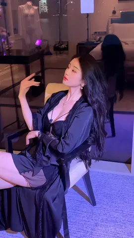 Yêu em không ạ? Có thì vào giỏ hàng nhaaaa 🖤🖤 #xuhuong #donguxinh #dongulua #vayngulua #sleepwear #dongucaocap #dongucaocap #gaixinhtiktok #Love 