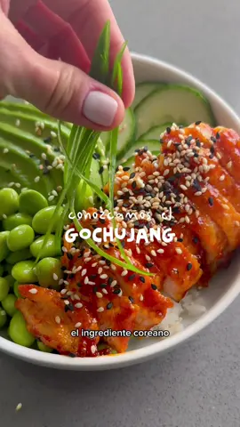 Pollo al gochujang agridulce!  La receta en el link de mi perfil, le das click debajo de RECETAS AQUÍ 👇🏼, al lado del símbolo de cadenita 🔗 o entra a es.cravingsjournal.com  . . #pollo #comidacoreana #cocinacoreana #gochujang #recetas 
