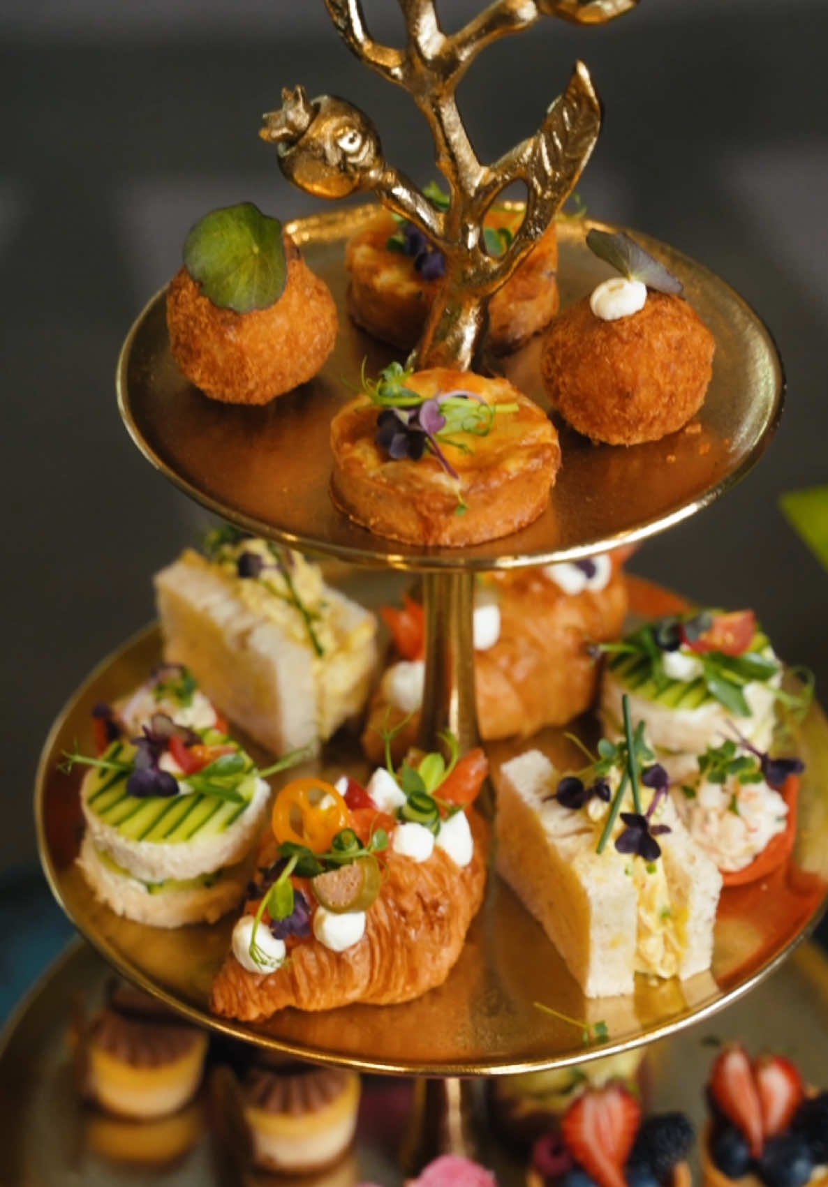 Delicious bites, exquisite teas, and a captivating atmosphere await you at Monet Lounge Patisserie. Lezzetli atıştırmalıklar, enfes çaylar ve büyüleyici bir atmosfer Monet Lounge Pattiserie'de sizleri bekliyor. ☕️✨ #ConradIstanbulBosphorus #istanbul #StayInspired