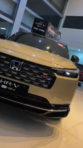 1. Performa Mesin dan Efisiensi Bahan Bakar HR-V e:HEV menggabungkan mesin bensin 1.5L DOHC i-VTEC dengan motor listrik, menghasilkan total tenaga 131 PS dan torsi 253 Nm. Sistem hybrid cerdas ini mendukung tiga mode berkendara: EV Drive, Hybrid Drive, dan Engine Drive, serta mode tambahan Eco, Normal, dan Sport untuk menyesuaikan gaya berkendara. Konsumsi bahan bakar mencapai 25 km/liter, dengan jarak tempuh hingga 1.000 km per tangki penuh, menjadikannya sangat efisien untuk perjalanan jauh . 2. Fitur Keselamatan Canggih HR-V e:HEV dilengkapi dengan teknologi Honda SENSING™, yang mencakup: detikoto • Adaptive Cruise Control (ACC) • Collision Mitigation Braking System (CMBS) dengan Low Speed Follow (LSF) • Lane Keeping Assist System (LKAS) • Road Departure Mitigation (RDM) • Lead Car Departure Notification (LCDN) • Auto High Beam dengan Adaptive Driving Beam (AHB + ADB) Selain itu, terdapat 6 airbag, Hill Start Assist, Hill Descent Control, kamera belakang multi-sudut, Honda LaneWatch™, Walk-Away Auto Lock, dan Rear Seat Reminder. Semua fitur ini tersedia di semua varian HR-V Hybrid, yang telah meraih rating keselamatan bintang 5 dari ASEAN NCAP . 3. Teknologi dan Konektivitas HR-V e:HEV dilengkapi dengan sistem Honda CONNECT, memungkinkan pemilik untuk memantau dan mengontrol mobil dari jarak jauh melalui aplikasi smartphone. Fitur utamanya mencakup: • Car Status & Vehicle Dashboard untuk memeriksa kondisi kendaraan secara real-time • Remote Engine Start/Stop untuk menyalakan/mematikan dan mengatur suhu AC mobil dari mana saja • Find My Car untuk menemukan posisi mobil dengan mudah • Geo-Fencing untuk memberikan peringatan saat kendaraan keluar dari area yang telah ditentukan Varian RS e:HEV juga dilengkapi dengan 8-Way Driver Power Seat, Wireless Charger, All Auto Power Window, Auto Dimming Rear View Mirror, Rear Tweeter, tiga Port USB C, dan Wireless Smartphone Connection . 4. Harga dan Varian HR-V e:HEV tersedia dalam lima varian: 1.5L RS e:HEV – Rp488 juta 1.5L e:HEV Modulo – Rp460,7 juta 1.5L e:HEV – Rp449 juta 1.5L E+ CVT (bensin) – Rp422 juta 1.5L E CVT (bensin) – Rp399,9 juta Harga tersebut merupakan on-the-road Jakarta untuk pembelian mobil pertama dengan nomor rangka tahun 2025 . 📌 HONDA PRADANA SAWANGAN 📍 Jl Raya Cinangka No 9 Serua Bojongsari Depok  📞 0821 4299 7407 - Cak Fendi Honda 