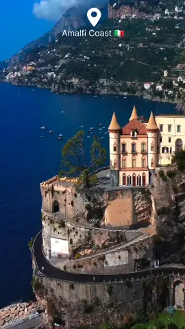 Non ho solo visto📍Amalfi 🇮🇹—l'ho sentita respirare. Il silenzio dell’alba, il battito delle onde, e borghi che custodivano storie in ogni pietra. È stato un attimo—e io ne facevo parte. 🍋 🇮🇹 #amalfi #positano #visititaly #fyp #italian 