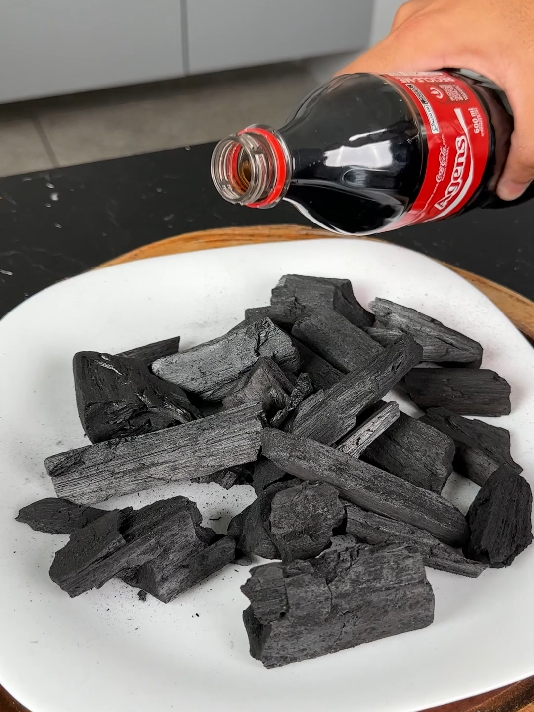 Versez du Coca-Cola sur du charbon et regardez la magie opérer ! 🥤🪵 #ménage #fyp #tikiokfrance #conseils #santé #astuces