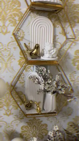 Dekorasi cantik nggak harus dengan yang mahal.  Seperti rak hexagonal dan dekorasi set Abc ini. #rakhexagonal #rakhexagonalestetick #rakhexagonalmurah #rakdindinghexagonal #dekorasikontenaesthetic 