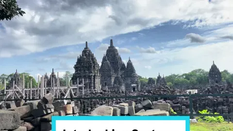 Struktur batu di Candi Prambanan menunjukkan keahlian teknik dan arsitektur yang sangat maju pada masanya. Candi ini dibangun menggunakan batu andesit, yaitu jenis batu vulkanik yang kuat dan tahan lama. Batu-batu ini dipahat satu per satu tanpa menggunakan semen atau perekat—melainkan disusun secara interlocking system, yakni saling mengunci dan menopang. Setiap batu diberi kode agar posisinya tepat saat disusun ulang, terutama saat proses pemugaran. Struktur candi terdiri dari pondasi, kaki (badan bawah), tubuh (badan candi), dan atap bertingkat yang mengerucut ke atas, mencerminkan konsep gunung suci (Mahameru) dalam kepercayaan Hindu. Detail ukiran seperti relief dan arca diukir langsung pada batu, memperlihatkan perpaduan seni, simbolisme, dan presisi teknik yang luar biasa. #candi  #prambanan  #candiprambanan  #trip  #travelling  #jogja  #jogjaistimewa  #yogyakarta  #malioboro  #holiday  #liburandijogja  #solotrip  #ev  #tourism 