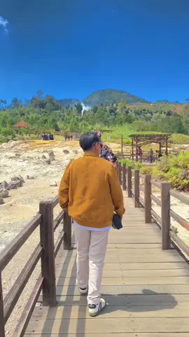 Alam merupakan guru terbaik karena setiap adegan petualangan pasti akan mengajarkan ilmu yang sangat berharga untuk kita 🥳🧐 #kawahsikidangdieng #pesonaindonesia #genzlife #fypシ゚ #HealingJourney 