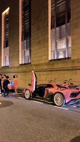 Nữ hoa khôi 18 tuổi của Đại học Phúc Đán lái chiếc Lamborghini SVJ màu hồng của riêng mình đến ăn tối ở khách sạn Hoà Bình trên Bến Thượng Hải. Thân hình thật sự quá đẹp, khiến người đi đường đều phải trầm trồ. #LamborghiniSVJ 