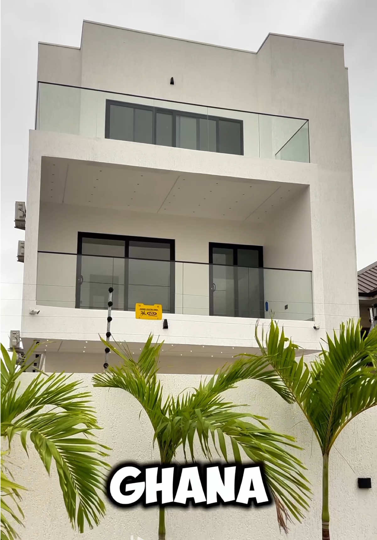 This beautiful 4 bedroom home in East Legon Hill is breathtaking ❤️ 🇬🇭 Full video on YouTube  Search Doksimon on YouTube  #Doksimon #luxuryliving #Accra #AccraHomes #LuxuryHomes #FYI #fypシ゚viralシ #ulodecor 