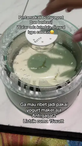 Kalau beli lumayan menguras duit, ini modal 2 bahan dan cukup 8jam sudah jadi. Colok malam mau tidur panen paginya masuk kulkas. Buat pejuang ambeien ini wajib sihhh #yogurt #homemade #fyp #viral #foryou 