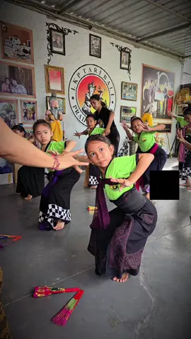 latihan Menari Bali bersama@Sanggar Pradnya Swari #dance #viral #shorts #sanggarpradnyaswari🙏 