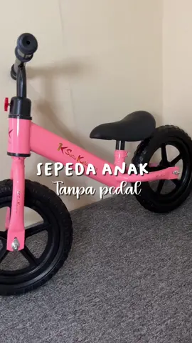 Untuk mengeluarkan tenaga anak todler emang cocok pake sepeda tanpa pedal ini,bisa jaga keseimbangan anak juga #sepeda #sepedaanak #balancebike #pushbikeindonesia #fyp 
