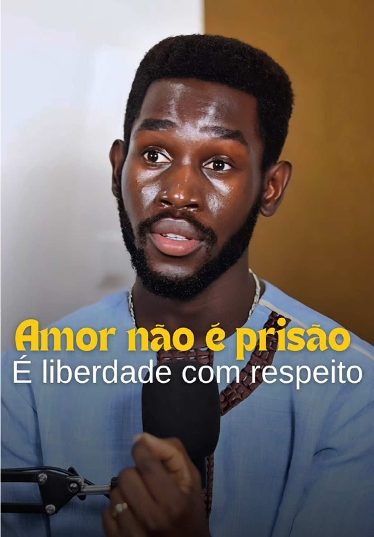 Você já deixou de ser quem é só para não perder alguém? Vale a pena amar se isso te custa a própria essência? Não vale. Amor que exige que você se anule não é amor — é prisão disfarçada de afeto. Amar de verdade é ser livre, inteiro e respeitado.