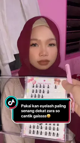 Haritu anaksaudara dikja mintak beli kan eyelash untuk dia. Lepastu suruh dikja ajar cara pakai eyelash. Macam macam lah budak sekarang nie kan. Melawa kalah ciksu dia. Eyelash nie dikja jumpa dekat titok murah je. Lepastu beli yang nie senang untuk dia pakai. Ambik eyelash terus tampal je dekat bulu mata. Sbb eyelash nie dah ada glue. Nak solat tarik buang gitu je. Harga murah mampu milik. Ada 10layer. Banyak kali boleh pakai. #eyelashes #pakaibuang #murah #tutorial 