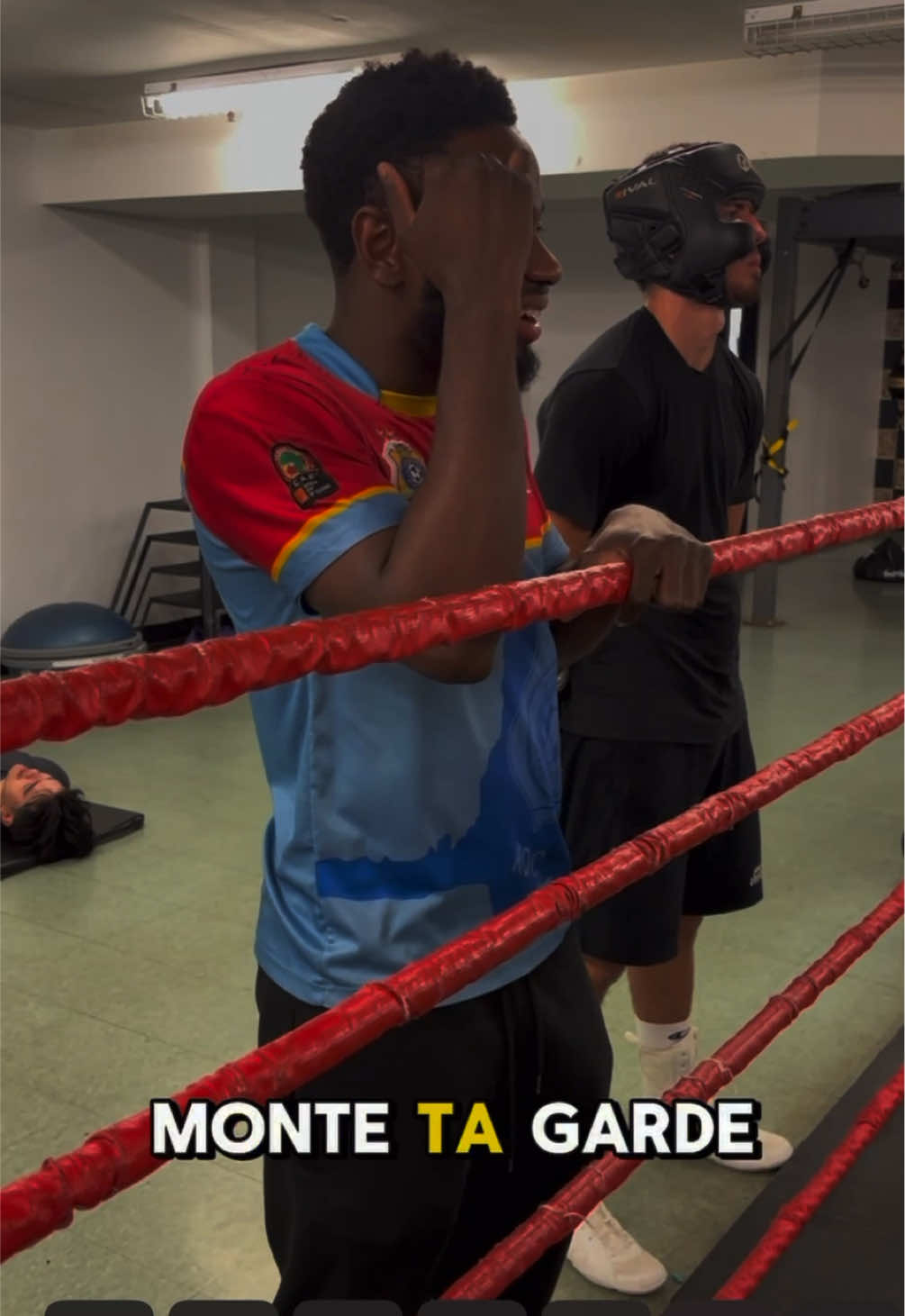 When your coach is tired of repeating himself! 🥊 #🥊 #💪 #🤣 . . @winnerbondo  . . #boxing #sparring #headgear #gloves #punch #montetagarde #defense #mtl #boxinggym #boxingtraining #Fitness #fight #combatsport #ring #coach #trainer #funny #trend #tape #handsup #fedup #coaching #boxer #proboxer #hit #protectyourself #fliptheswitch