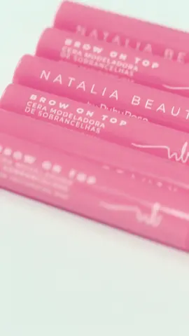 Se você AMA sobrancelhas definidas e alinhadas, o BROW ON TOP vai ser seu novo produtinho fav! 💖 Nossa cera modeladora proporciona alta fixação e volume sem pesar. Com ela, você consegue modelar os fios como preferir e ainda deixar eles no lugar o dia todo. Demais né, Ruby Lover?! 😍 #nataliabeauty #rubyrose #BeautyTok #rubylover #fy 